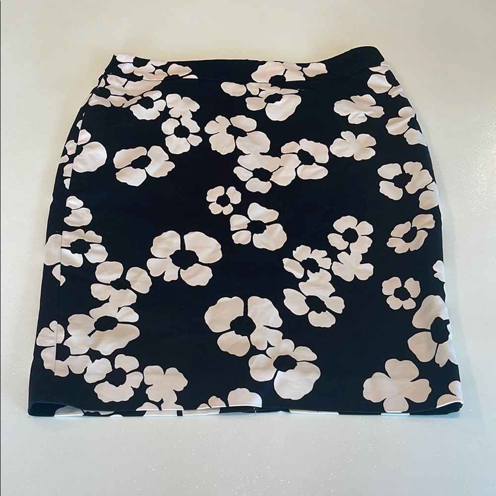 Ann Taylor Loft Floral Black and White Skirt size 8